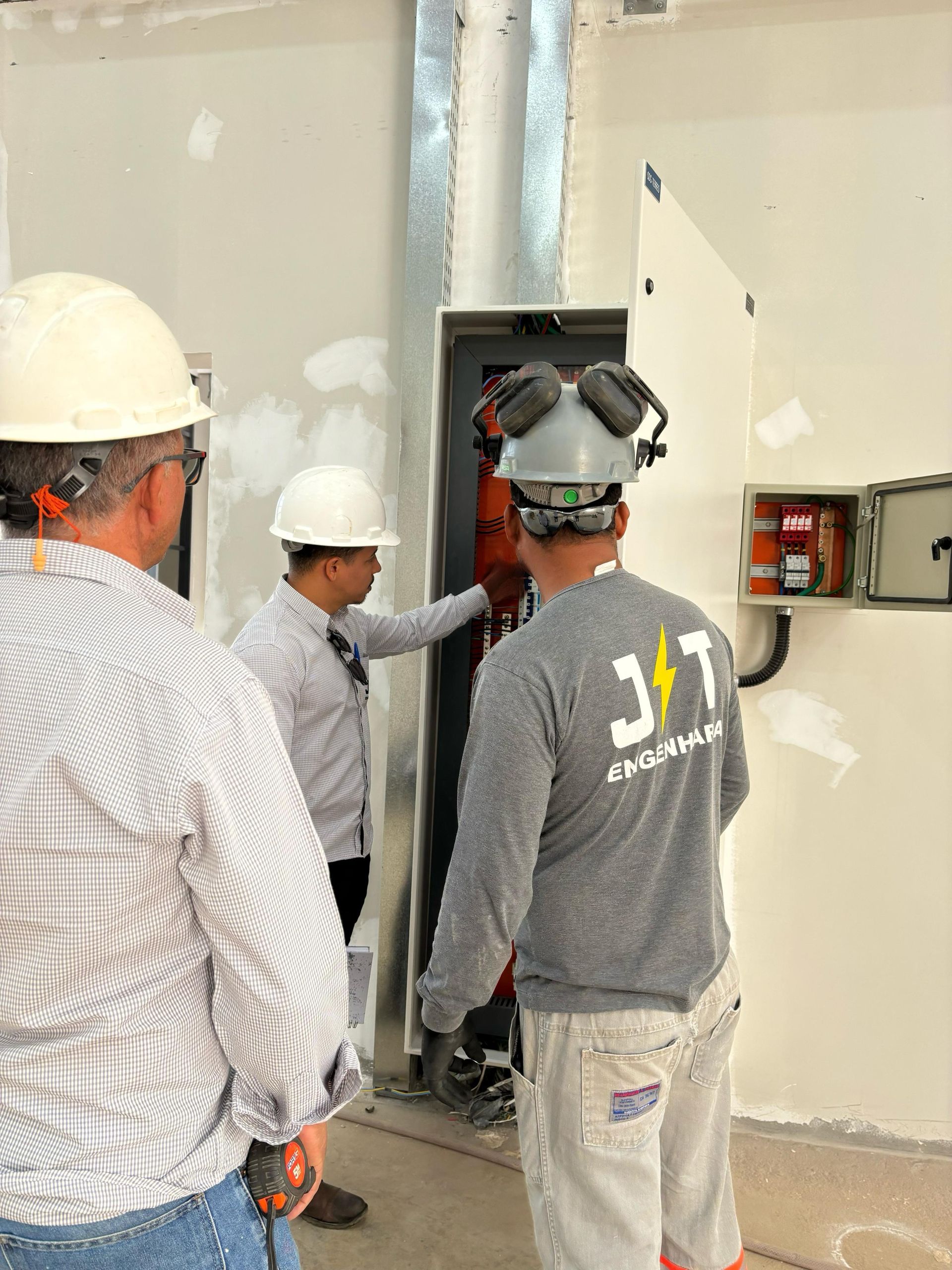 Equipe da JT Engenharia Elétrica em assessoria tecnica na obra