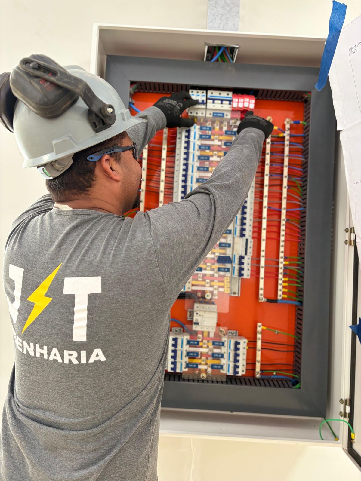 Tecnico da JT Engenharia Elétrica trabalhando em painel eletrico industrial